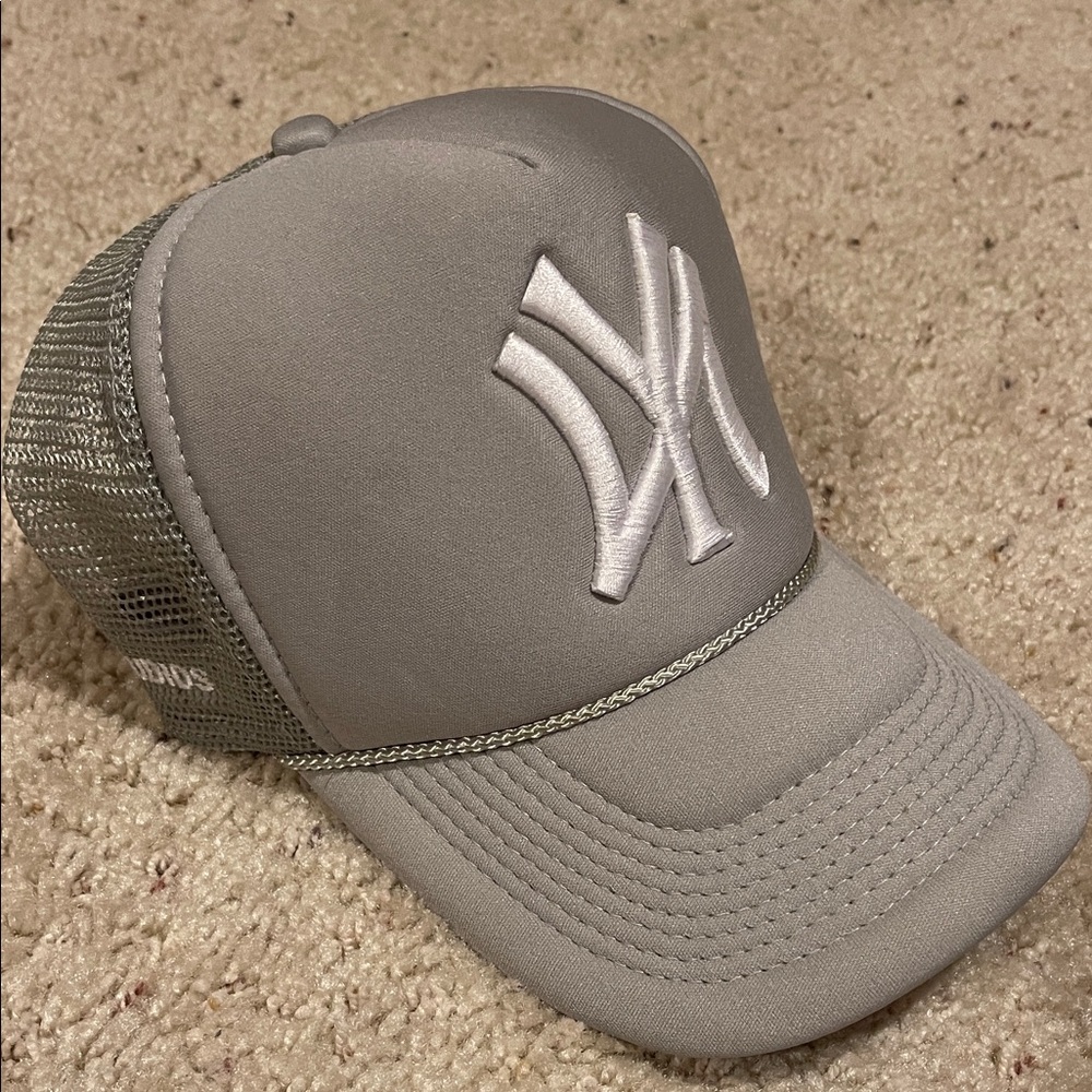 NGO STUDIOS NEW YORK YANKEES MESH TRUCKER HAT